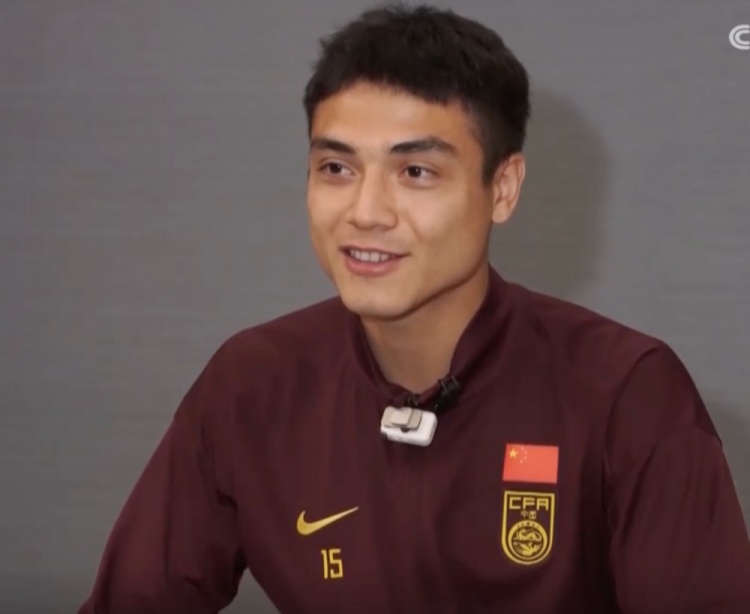 星空体育-吾米提江谈小球迷落泪：我差点眼泪也掉下来，很开心起到榜样作用