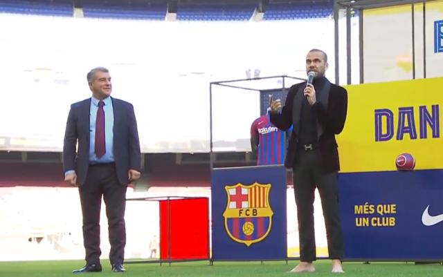 星空体育登录入口-阿尔维斯赤脚亮相诺坎普 超10000人迎接传奇回归！