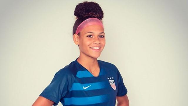 星空体育-篮板王罗德曼的女儿踢足球 18岁成NWSL最年轻新秀